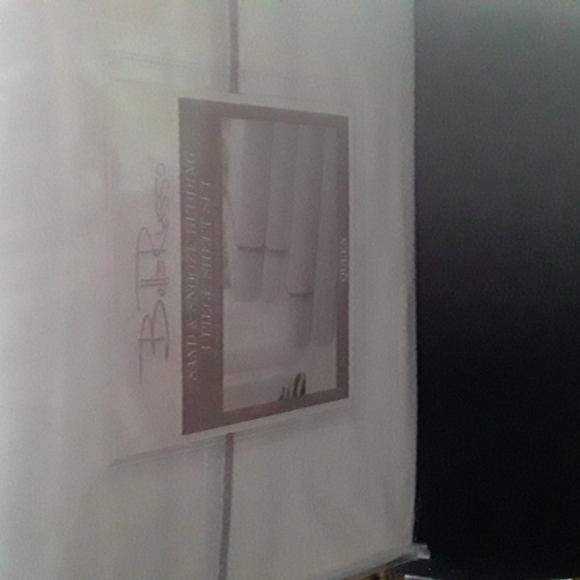 ON SALE.  New 4 Piece Sheet Set - Picture 2 of 3